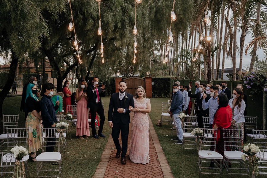 CERIMONIA DE CASAMENTO AO AR LIVRE REALIZADA DE DIA NO CAPIM LIMAO EM MARINGA NO PARANA E FOTOGRAFADO POR LUCAS DREHER E ALINE DREHER