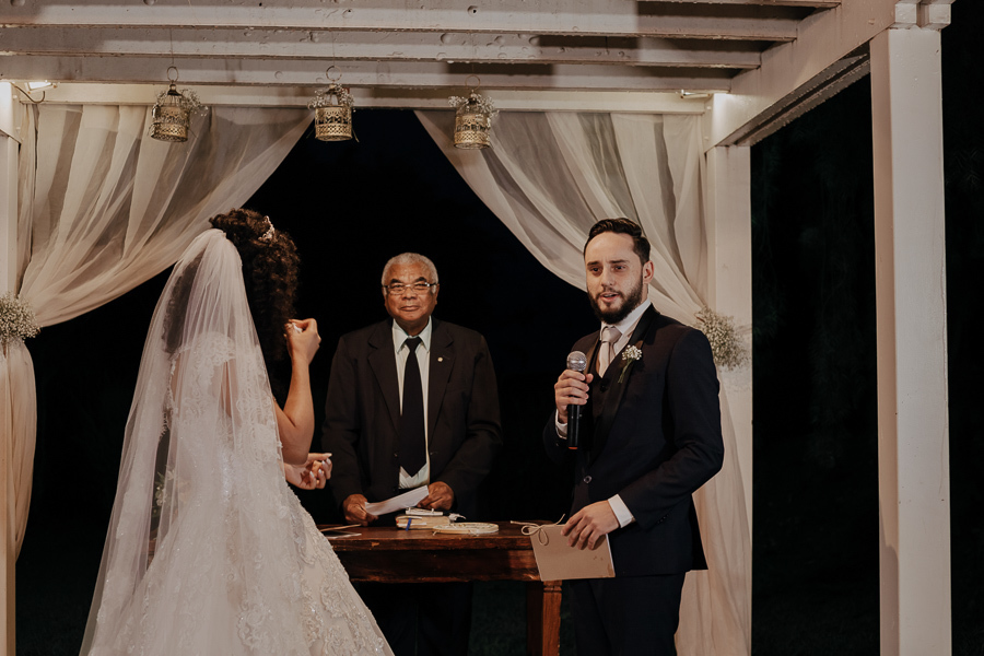 CERIMONIA DE CASAMENTO AO AR LIVRE REALIZADA DE DIA NO CAPIM LIMAO EM MARINGA NO PARANA E FOTOGRAFADO POR LUCAS DREHER E ALINE DREHER