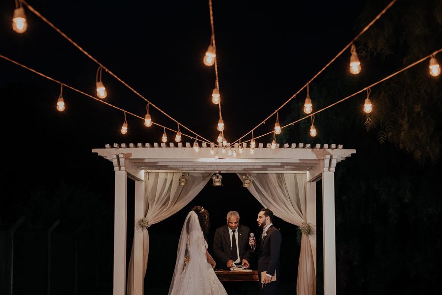 CERIMONIA DE CASAMENTO AO AR LIVRE REALIZADA DE DIA NO CAPIM LIMAO EM MARINGA NO PARANA E FOTOGRAFADO POR LUCAS DREHER E ALINE DREHER