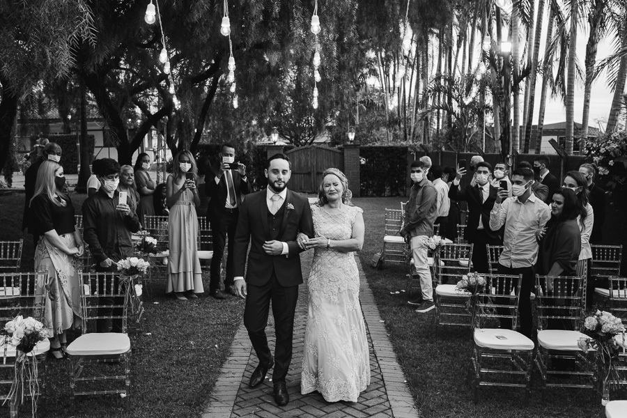 CERIMONIA DE CASAMENTO AO AR LIVRE REALIZADA DE DIA NO CAPIM LIMAO EM MARINGA NO PARANA E FOTOGRAFADO POR LUCAS DREHER E ALINE DREHER