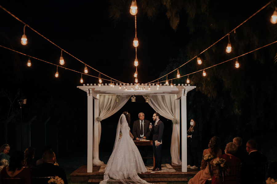 CERIMONIA DE CASAMENTO AO AR LIVRE REALIZADA DE DIA NO CAPIM LIMAO EM MARINGA NO PARANA E FOTOGRAFADO POR LUCAS DREHER E ALINE DREHER