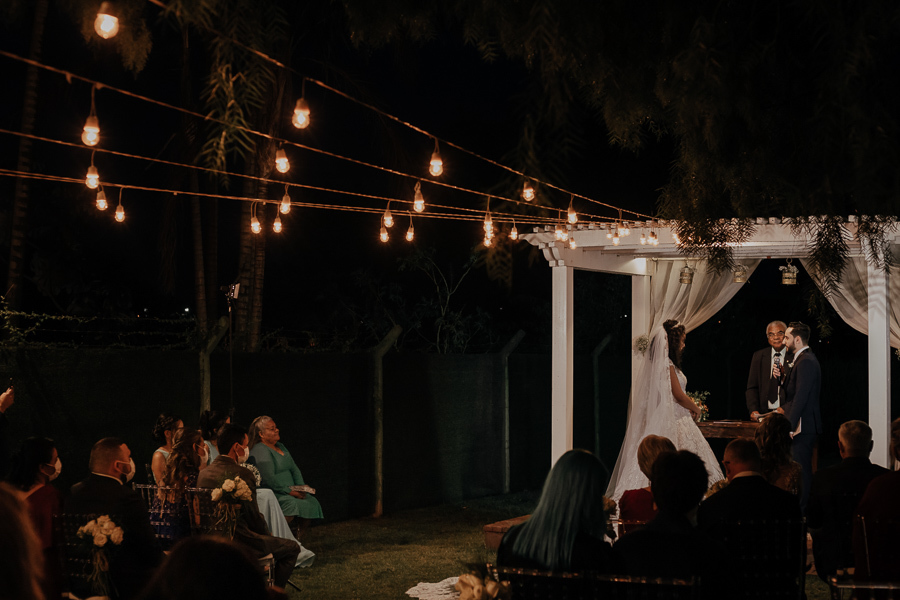CERIMONIA DE CASAMENTO AO AR LIVRE REALIZADA DE DIA NO CAPIM LIMAO EM MARINGA NO PARANA E FOTOGRAFADO POR LUCAS DREHER E ALINE DREHER