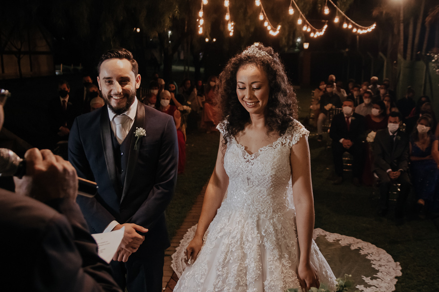 CERIMONIA DE CASAMENTO AO AR LIVRE REALIZADA DE DIA NO CAPIM LIMAO EM MARINGA NO PARANA E FOTOGRAFADO POR LUCAS DREHER E ALINE DREHER
