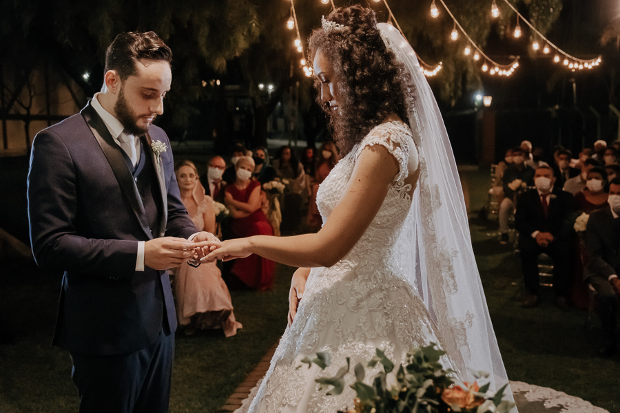 CERIMONIA DE CASAMENTO AO AR LIVRE REALIZADA DE DIA NO CAPIM LIMAO EM MARINGA NO PARANA E FOTOGRAFADO POR LUCAS DREHER E ALINE DREHER