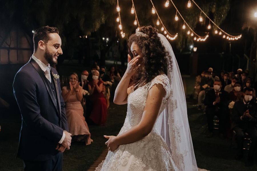 CERIMONIA DE CASAMENTO AO AR LIVRE REALIZADA DE DIA NO CAPIM LIMAO EM MARINGA NO PARANA E FOTOGRAFADO POR LUCAS DREHER E ALINE DREHER