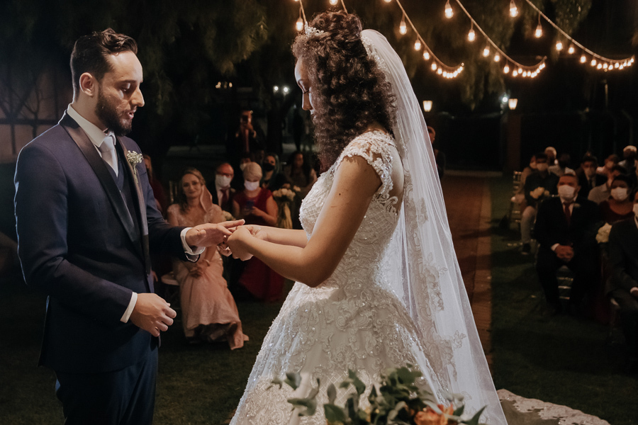 CERIMONIA DE CASAMENTO AO AR LIVRE REALIZADA DE DIA NO CAPIM LIMAO EM MARINGA NO PARANA E FOTOGRAFADO POR LUCAS DREHER E ALINE DREHER