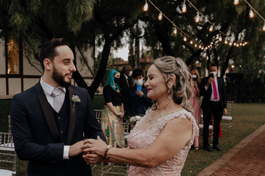 CERIMONIA DE CASAMENTO AO AR LIVRE REALIZADA DE DIA NO CAPIM LIMAO EM MARINGA NO PARANA E FOTOGRAFADO POR LUCAS DREHER E ALINE DREHER