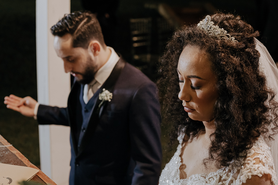CERIMONIA DE CASAMENTO AO AR LIVRE REALIZADA DE DIA NO CAPIM LIMAO EM MARINGA NO PARANA E FOTOGRAFADO POR LUCAS DREHER E ALINE DREHER