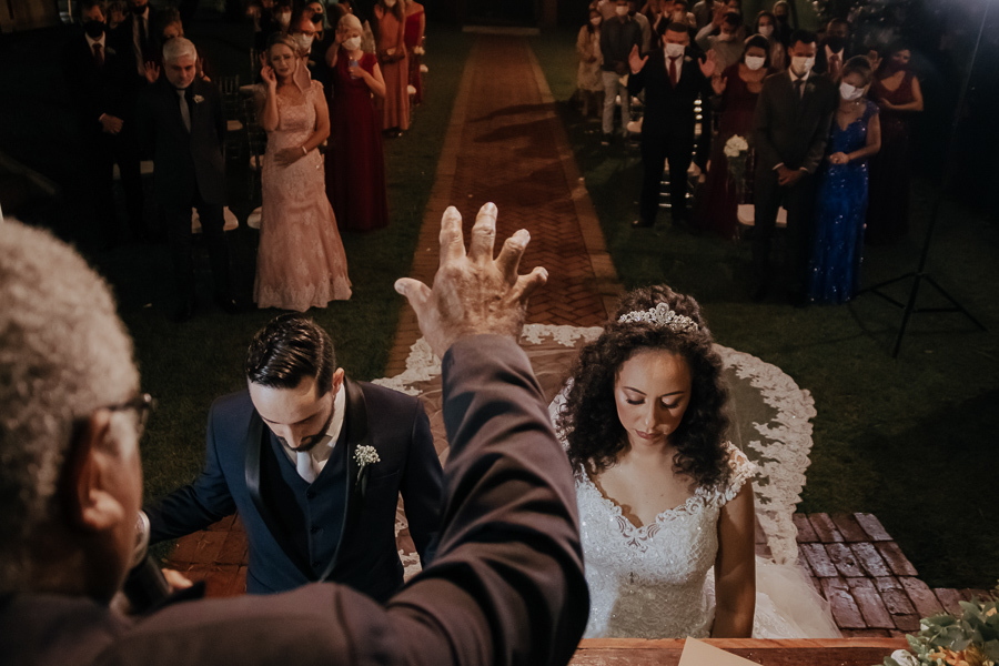 CERIMONIA DE CASAMENTO AO AR LIVRE REALIZADA DE DIA NO CAPIM LIMAO EM MARINGA NO PARANA E FOTOGRAFADO POR LUCAS DREHER E ALINE DREHER