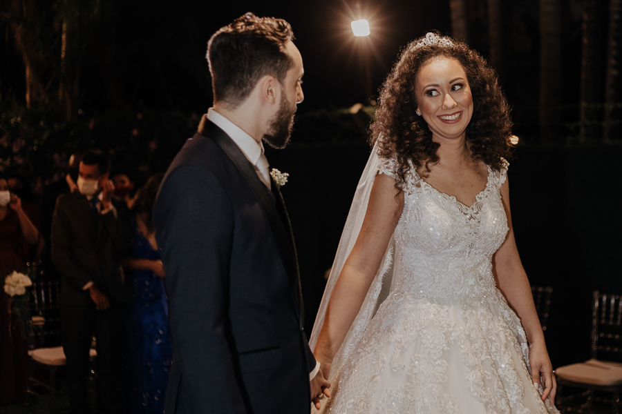 CERIMONIA DE CASAMENTO AO AR LIVRE REALIZADA DE DIA NO CAPIM LIMAO EM MARINGA NO PARANA E FOTOGRAFADO POR LUCAS DREHER E ALINE DREHER