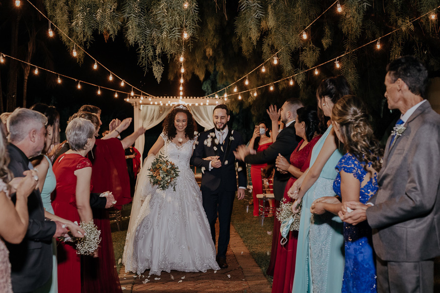 CERIMONIA DE CASAMENTO AO AR LIVRE REALIZADA DE DIA NO CAPIM LIMAO EM MARINGA NO PARANA E FOTOGRAFADO POR LUCAS DREHER E ALINE DREHER