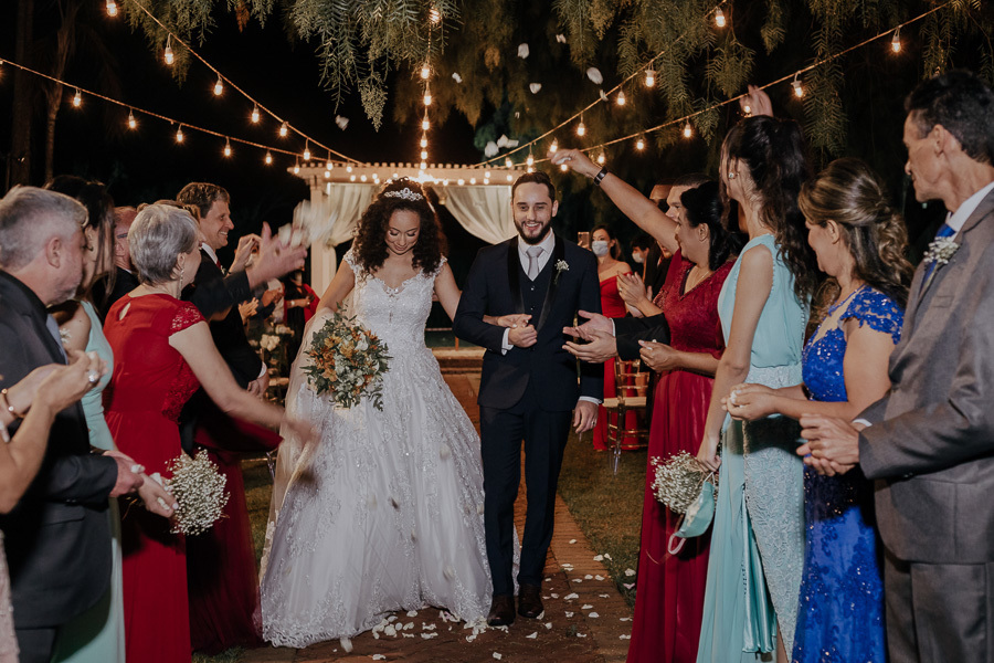 CERIMONIA DE CASAMENTO AO AR LIVRE REALIZADA DE DIA NO CAPIM LIMAO EM MARINGA NO PARANA E FOTOGRAFADO POR LUCAS DREHER E ALINE DREHER