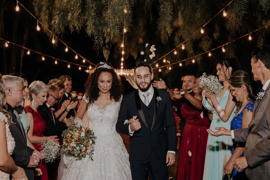 CERIMONIA DE CASAMENTO AO AR LIVRE REALIZADA DE DIA NO CAPIM LIMAO EM MARINGA NO PARANA E FOTOGRAFADO POR LUCAS DREHER E ALINE DREHER