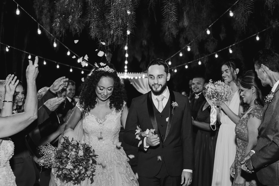 CERIMONIA DE CASAMENTO AO AR LIVRE REALIZADA DE DIA NO CAPIM LIMAO EM MARINGA NO PARANA E FOTOGRAFADO POR LUCAS DREHER E ALINE DREHER