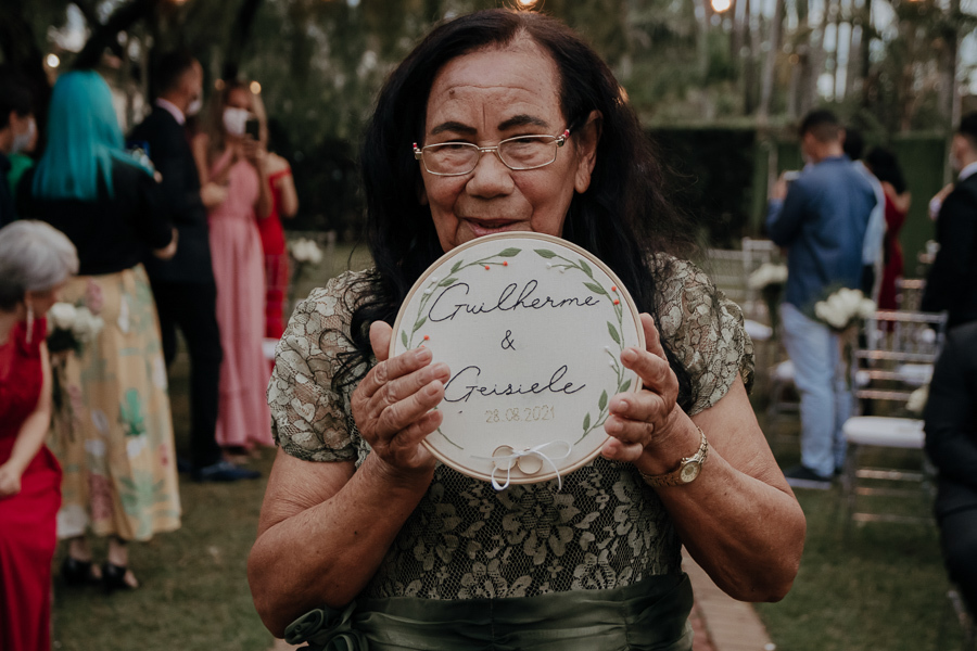 CERIMONIA DE CASAMENTO AO AR LIVRE REALIZADA DE DIA NO CAPIM LIMAO EM MARINGA NO PARANA E FOTOGRAFADO POR LUCAS DREHER E ALINE DREHER