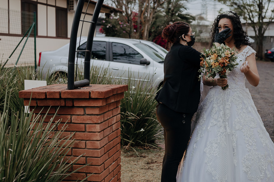 CERIMONIA DE CASAMENTO AO AR LIVRE REALIZADA DE DIA NO CAPIM LIMAO EM MARINGA NO PARANA E FOTOGRAFADO POR LUCAS DREHER E ALINE DREHER