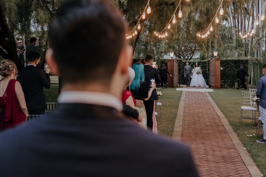 CERIMONIA DE CASAMENTO AO AR LIVRE REALIZADA DE DIA NO CAPIM LIMAO EM MARINGA NO PARANA E FOTOGRAFADO POR LUCAS DREHER E ALINE DREHER
