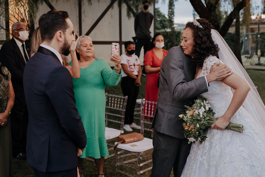 CERIMONIA DE CASAMENTO AO AR LIVRE REALIZADA DE DIA NO CAPIM LIMAO EM MARINGA NO PARANA E FOTOGRAFADO POR LUCAS DREHER E ALINE DREHER