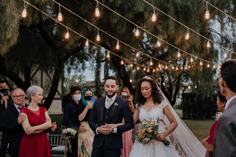 CERIMONIA DE CASAMENTO AO AR LIVRE REALIZADA DE DIA NO CAPIM LIMAO EM MARINGA NO PARANA E FOTOGRAFADO POR LUCAS DREHER E ALINE DREHER