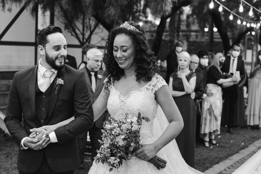 CERIMONIA DE CASAMENTO AO AR LIVRE REALIZADA DE DIA NO CAPIM LIMAO EM MARINGA NO PARANA E FOTOGRAFADO POR LUCAS DREHER E ALINE DREHER