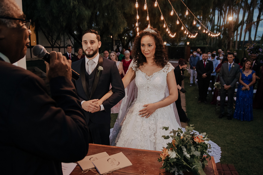 CERIMONIA DE CASAMENTO AO AR LIVRE REALIZADA DE DIA NO CAPIM LIMAO EM MARINGA NO PARANA E FOTOGRAFADO POR LUCAS DREHER E ALINE DREHER