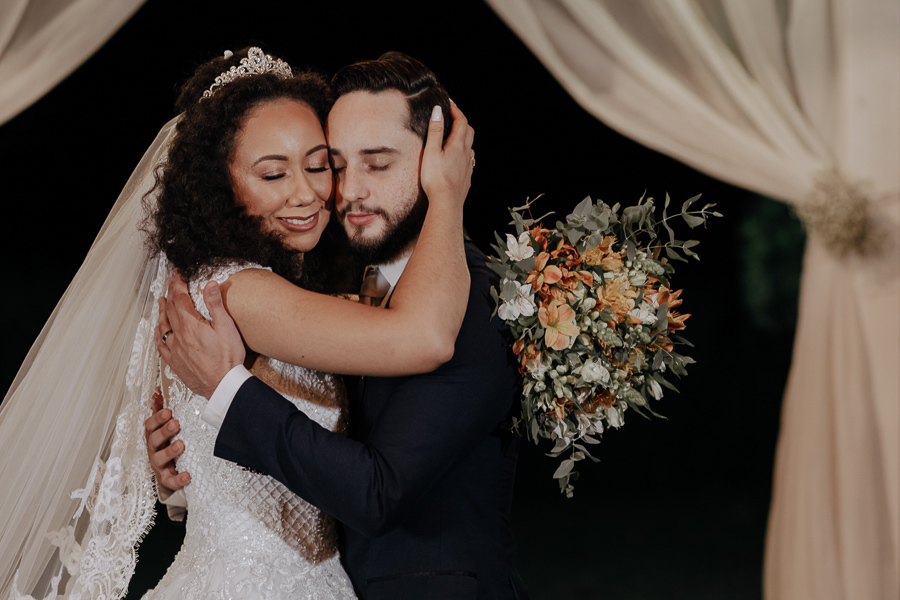 CERIMONIA DE CASAMENTO AO AR LIVRE REALIZADA DE DIA NO CAPIM LIMAO EM MARINGA NO PARANA E FOTOGRAFADO POR LUCAS DREHER E ALINE DREHER
