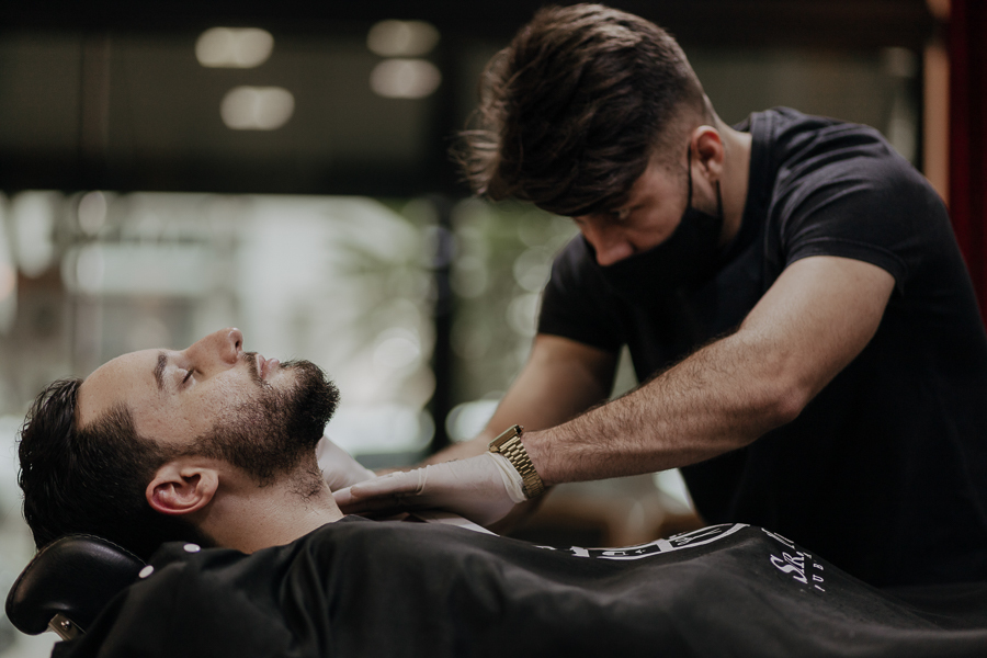 MAKING OF NOIVO GUILHERME REALIZADO NA BARBEARIA SIR MUSTACHE EM MARINGA NO PARANA E FOTOGRAFADOR POR LUCAS DREHER