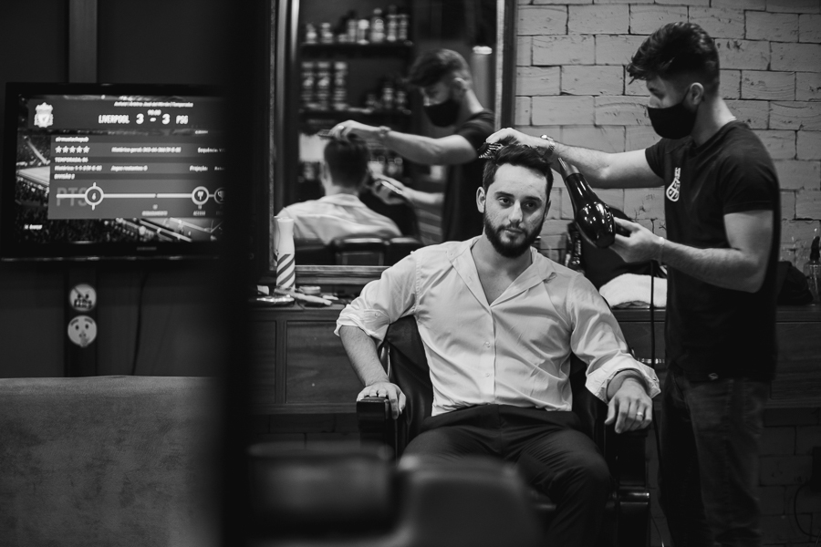 MAKING OF NOIVO GUILHERME REALIZADO NA BARBEARIA SIR MUSTACHE EM MARINGA NO PARANA E FOTOGRAFADOR POR LUCAS DREHER