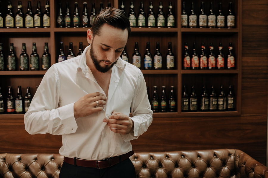 MAKING OF NOIVO GUILHERME REALIZADO NA BARBEARIA SIR MUSTACHE EM MARINGA NO PARANA E FOTOGRAFADOR POR LUCAS DREHER