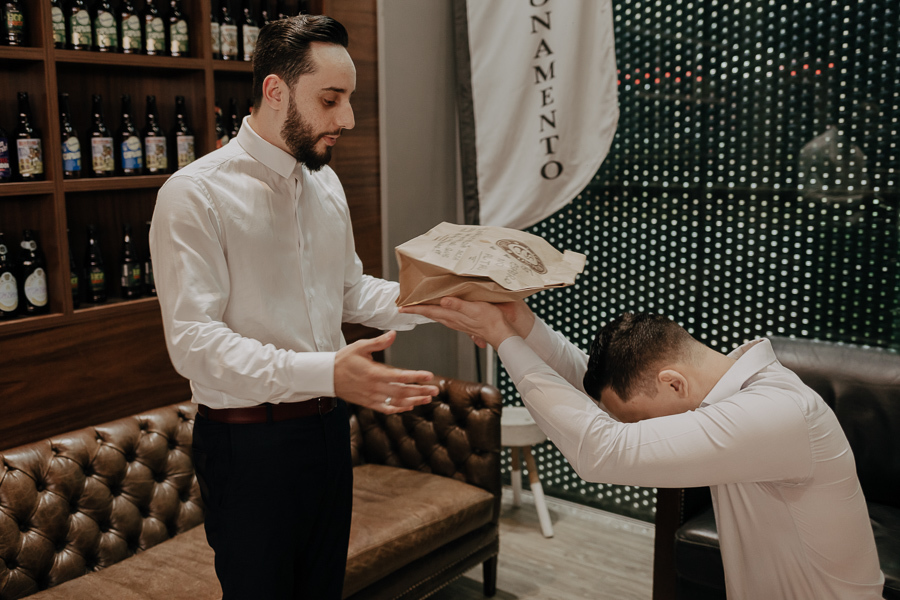 MAKING OF NOIVO GUILHERME REALIZADO NA BARBEARIA SIR MUSTACHE EM MARINGA NO PARANA E FOTOGRAFADOR POR LUCAS DREHER