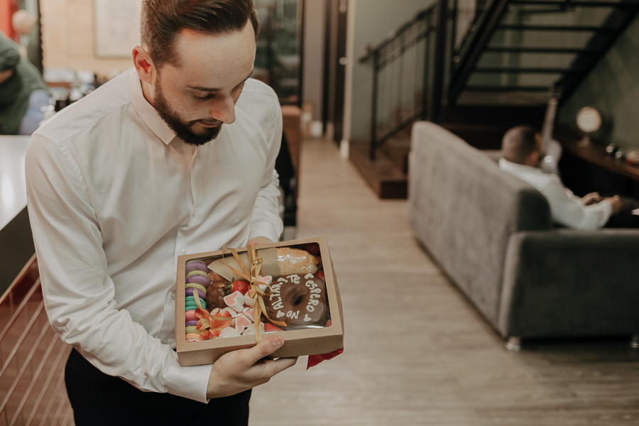 MAKING OF NOIVO GUILHERME REALIZADO NA BARBEARIA SIR MUSTACHE EM MARINGA NO PARANA E FOTOGRAFADOR POR LUCAS DREHER