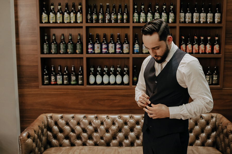 MAKING OF NOIVO GUILHERME REALIZADO NA BARBEARIA SIR MUSTACHE EM MARINGA NO PARANA E FOTOGRAFADOR POR LUCAS DREHER