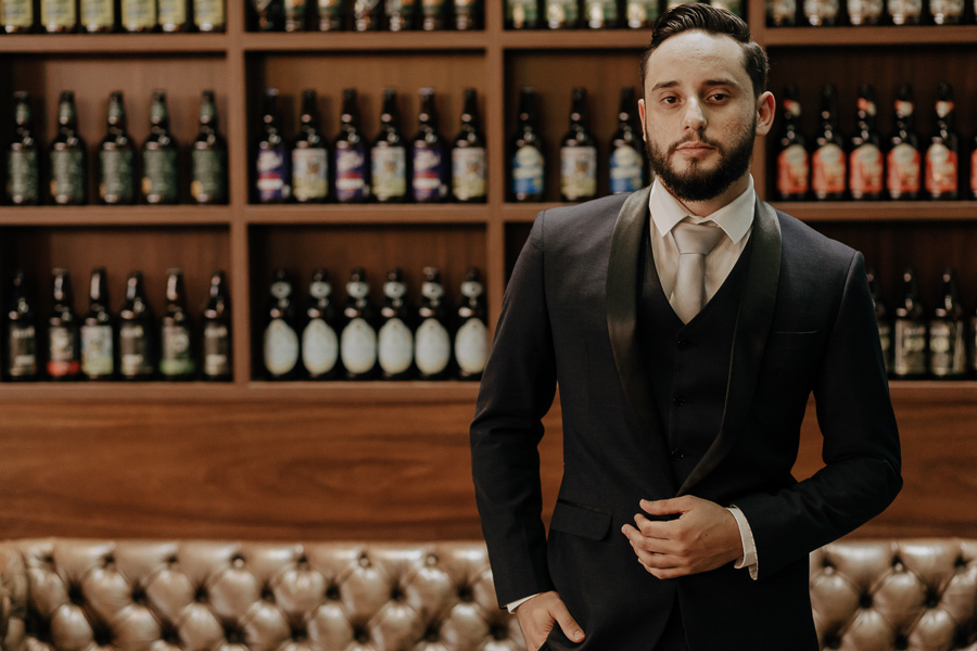 MAKING OF NOIVO GUILHERME REALIZADO NA BARBEARIA SIR MUSTACHE EM MARINGA NO PARANA E FOTOGRAFADOR POR LUCAS DREHER