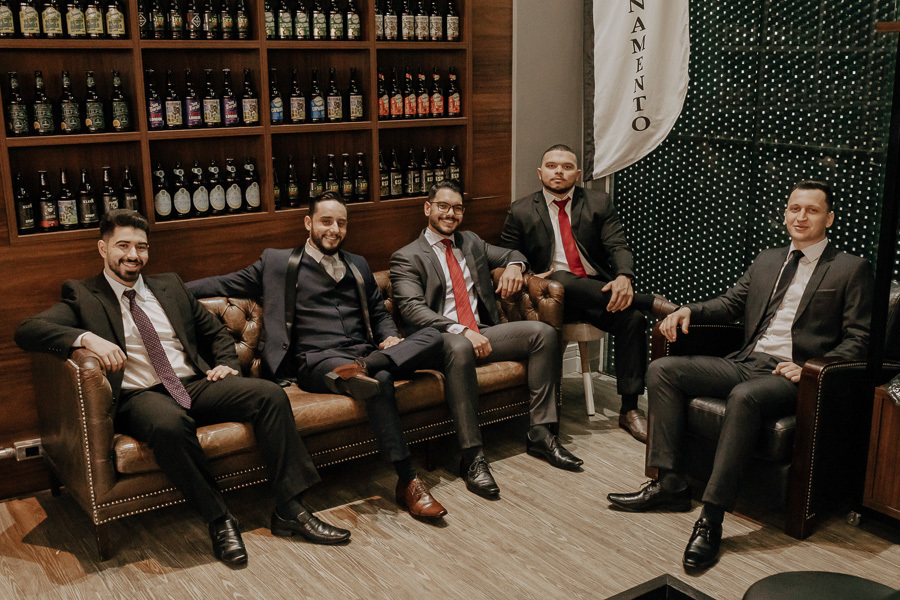 MAKING OF NOIVO GUILHERME REALIZADO NA BARBEARIA SIR MUSTACHE EM MARINGA NO PARANA E FOTOGRAFADOR POR LUCAS DREHER