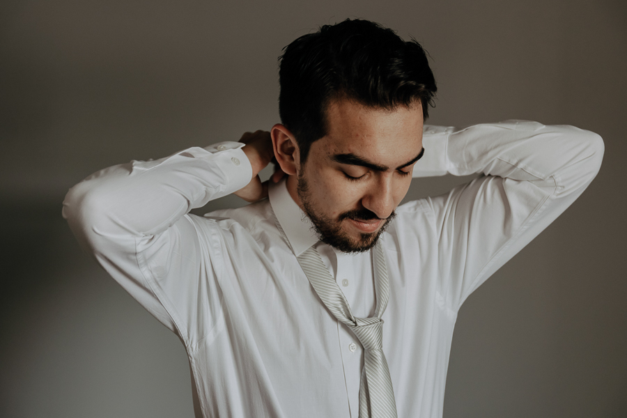 MAKING OF DA PREPARACAO DO NOIVO MATHEUS REALIZADO NA BARBEARIA TESOURAS CLUB EM MARINGA NO PARANA E FOTOGRAFADO POR LUCAS DREHER