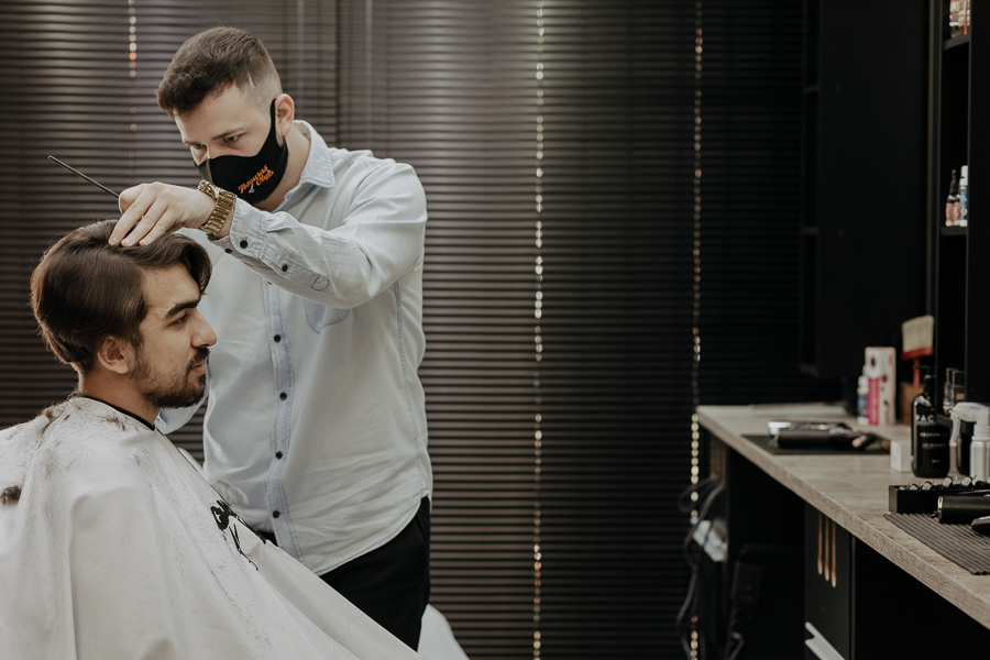 MAKING OF DA PREPARACAO DO NOIVO MATHEUS REALIZADO NA BARBEARIA TESOURAS CLUB EM MARINGA NO PARANA E FOTOGRAFADO POR LUCAS DREHER