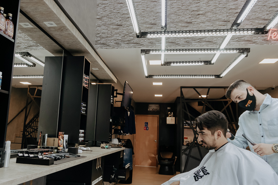 MAKING OF DA PREPARACAO DO NOIVO MATHEUS REALIZADO NA BARBEARIA TESOURAS CLUB EM MARINGA NO PARANA E FOTOGRAFADO POR LUCAS DREHER