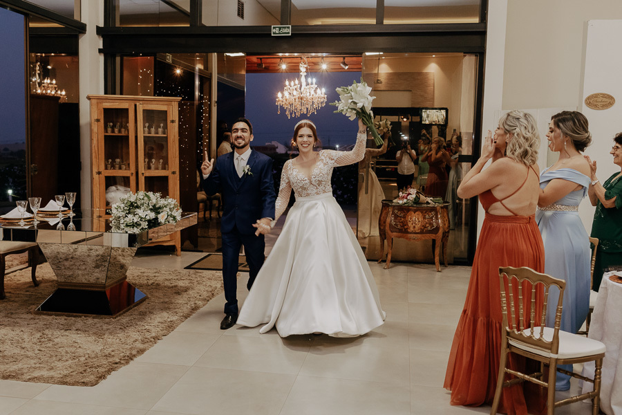 RECEPÇÃO DE CASAMENTO AO AR LIVRE REALIZADO NA CHACARA ALLAN DE EM IGUATEMI NO PARANA E FOTOGRAFADO POR LUCAS DREHER E ALINE DREHER COM ASSESSORIA DA MF EVENTOS