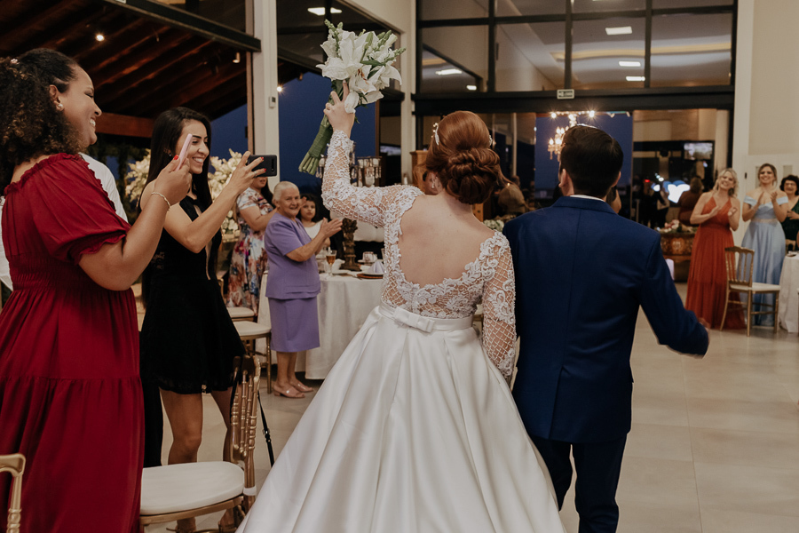 RECEPÇÃO DE CASAMENTO AO AR LIVRE REALIZADO NA CHACARA ALLAN DE EM IGUATEMI NO PARANA E FOTOGRAFADO POR LUCAS DREHER E ALINE DREHER COM ASSESSORIA DA MF EVENTOS