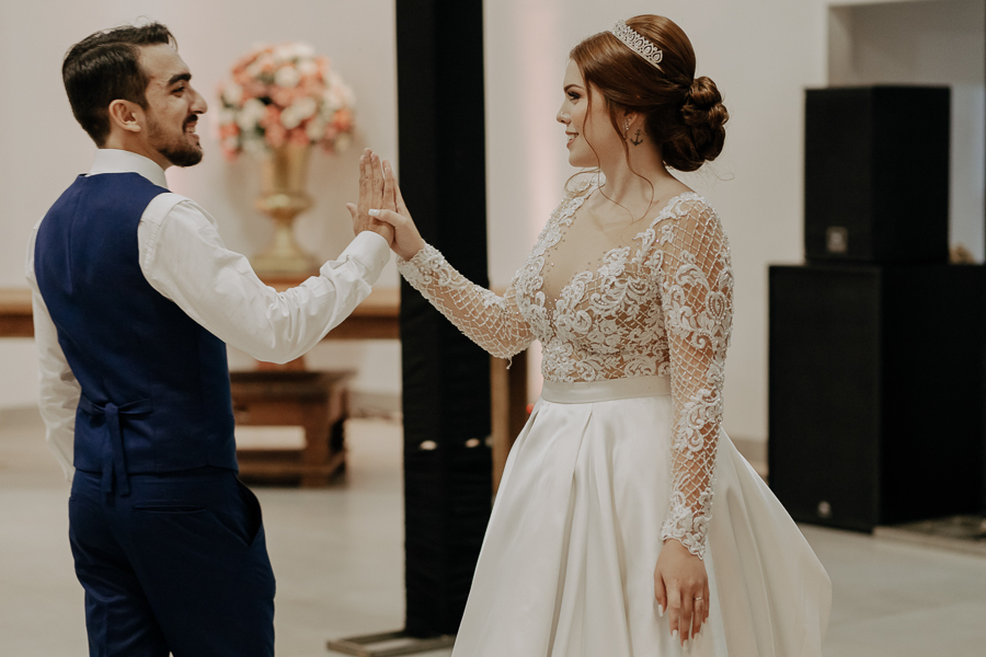 RECEPÇÃO DE CASAMENTO AO AR LIVRE REALIZADO NA CHACARA ALLAN DE EM IGUATEMI NO PARANA E FOTOGRAFADO POR LUCAS DREHER E ALINE DREHER COM ASSESSORIA DA MF EVENTOS