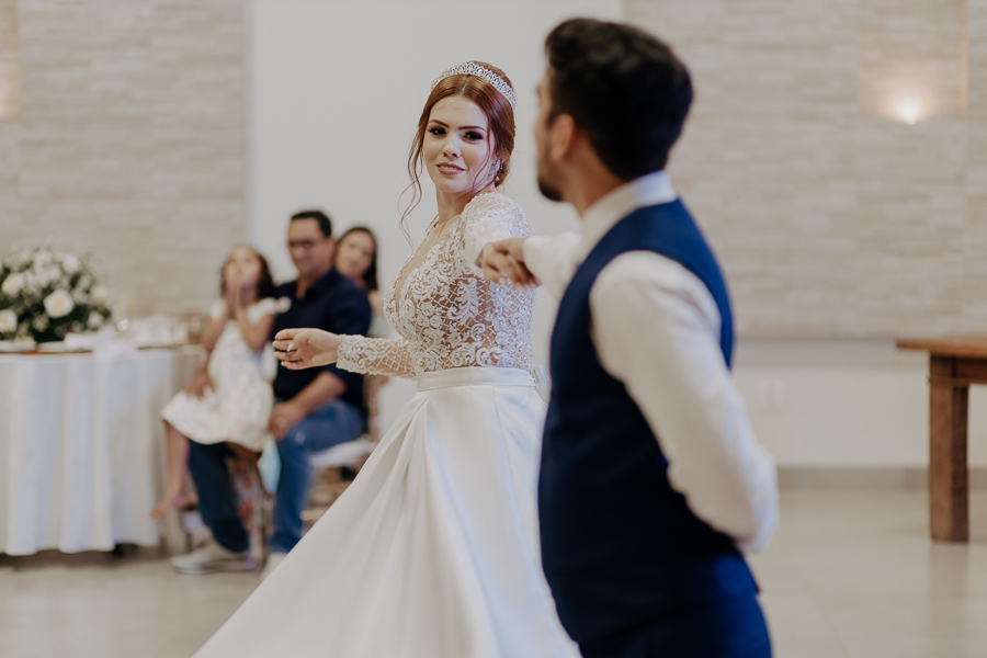 RECEPÇÃO DE CASAMENTO AO AR LIVRE REALIZADO NA CHACARA ALLAN DE EM IGUATEMI NO PARANA E FOTOGRAFADO POR LUCAS DREHER E ALINE DREHER COM ASSESSORIA DA MF EVENTOS