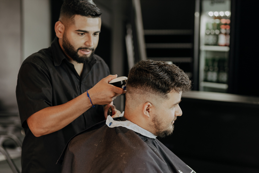 PREPARACAO DO NOIVO REALIZADO NA BARBEARIA EAR BARBER EM MARINGA PARANA E FOTOGRAFADO POR LUCAS DREHER