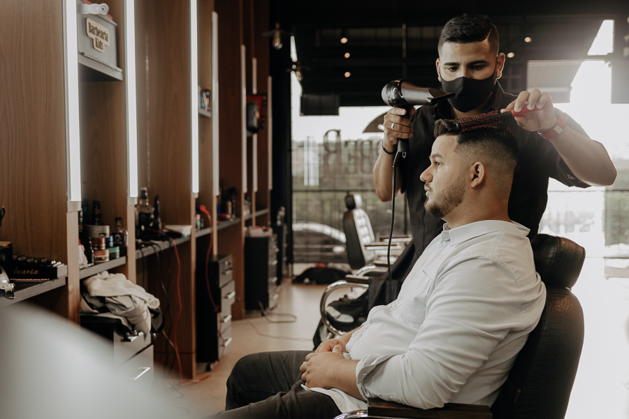 PREPARACAO DO NOIVO REALIZADO NA BARBEARIA EAR BARBER EM MARINGA PARANA E FOTOGRAFADO POR LUCAS DREHER