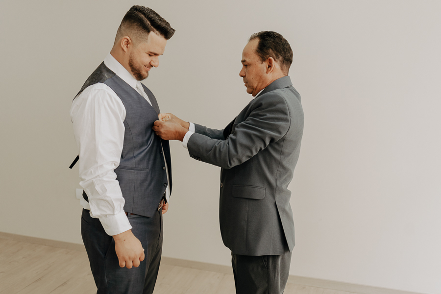 PREPARACAO DO NOIVO REALIZADO NA BARBEARIA EAR BARBER EM MARINGA PARANA E FOTOGRAFADO POR LUCAS DREHER