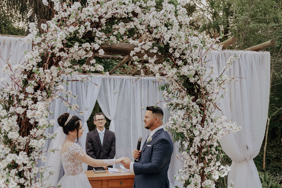 CERIMONIA DE CASAMENTO DURANTE O DIA REALIZADO NO RECANTO PARAISO EM MARINGA NO PARANA E FOTOGRAFADO POR LUCAS DREHER E ALINE DREHER