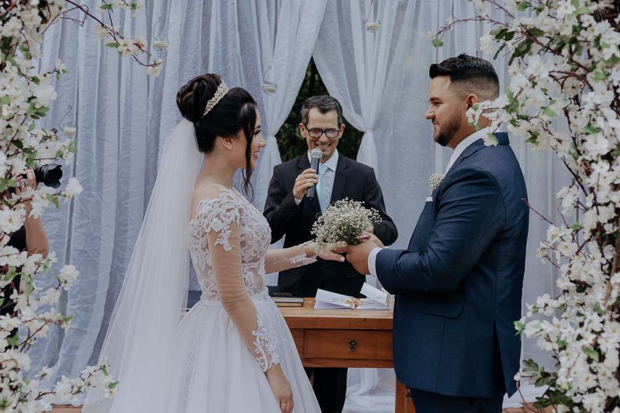 CERIMONIA DE CASAMENTO DURANTE O DIA REALIZADO NO RECANTO PARAISO EM MARINGA NO PARANA E FOTOGRAFADO POR LUCAS DREHER E ALINE DREHER