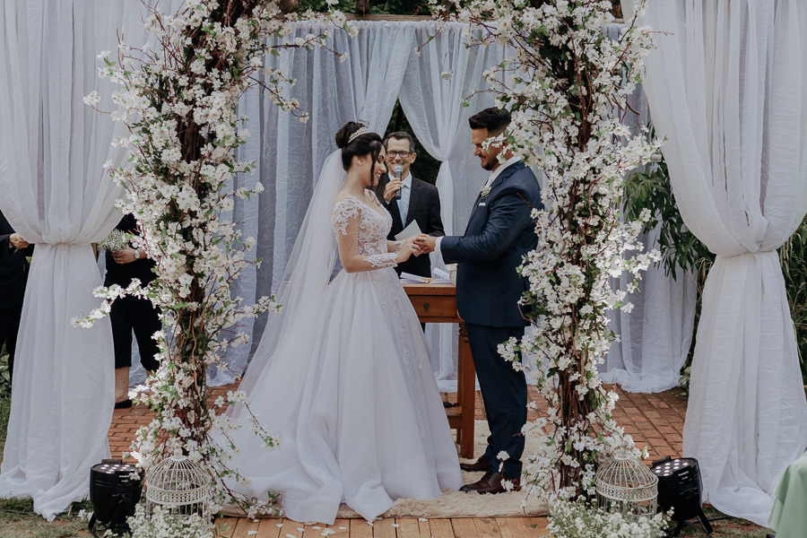 CERIMONIA DE CASAMENTO DURANTE O DIA REALIZADO NO RECANTO PARAISO EM MARINGA NO PARANA E FOTOGRAFADO POR LUCAS DREHER E ALINE DREHER