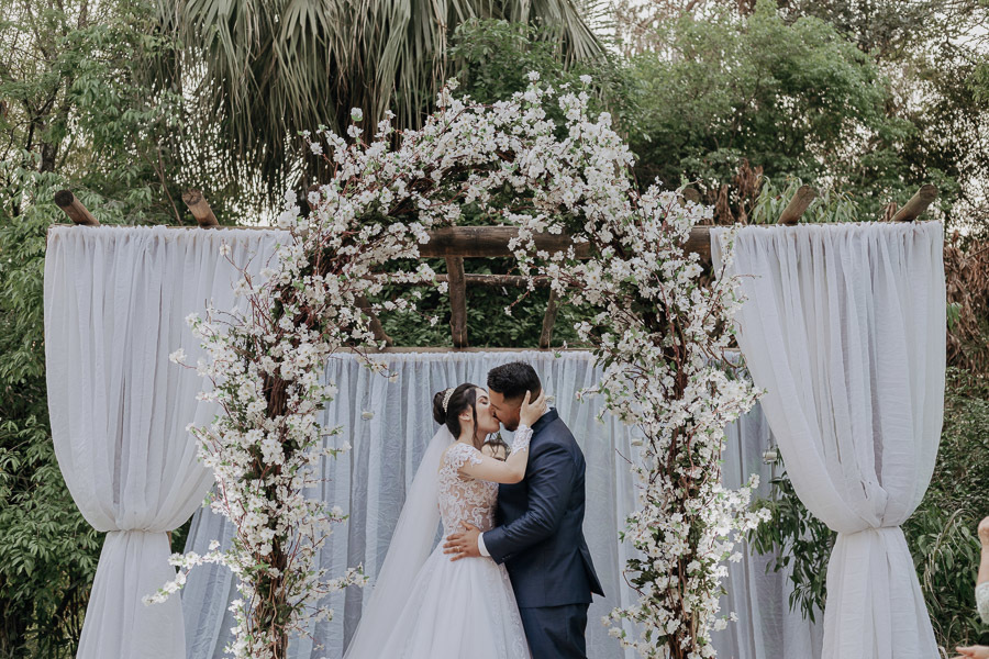 CERIMONIA DE CASAMENTO DURANTE O DIA REALIZADO NO RECANTO PARAISO EM MARINGA NO PARANA E FOTOGRAFADO POR LUCAS DREHER E ALINE DREHER
