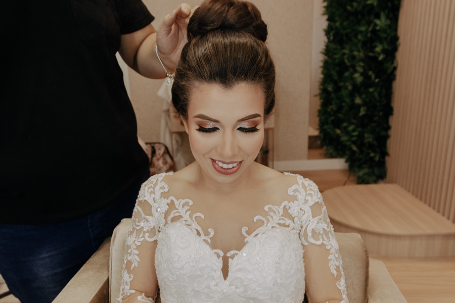 FOTOGRAFIA DO MAKING OF DA NOIVA THAIS REALIZADO NO STUDIO TAYNARA PONTALTI EM MARINGA PARANA E FOTOGRAFADO POR ALINE DREHER 