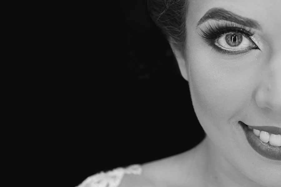 FOTOGRAFIA DO MAKING OF DA NOIVA THAIS REALIZADO NO STUDIO TAYNARA PONTALTI EM MARINGA PARANA E FOTOGRAFADO POR ALINE DREHER 